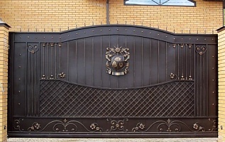 Откатные ворота с зашивкой листовым металлом и элементами ковки